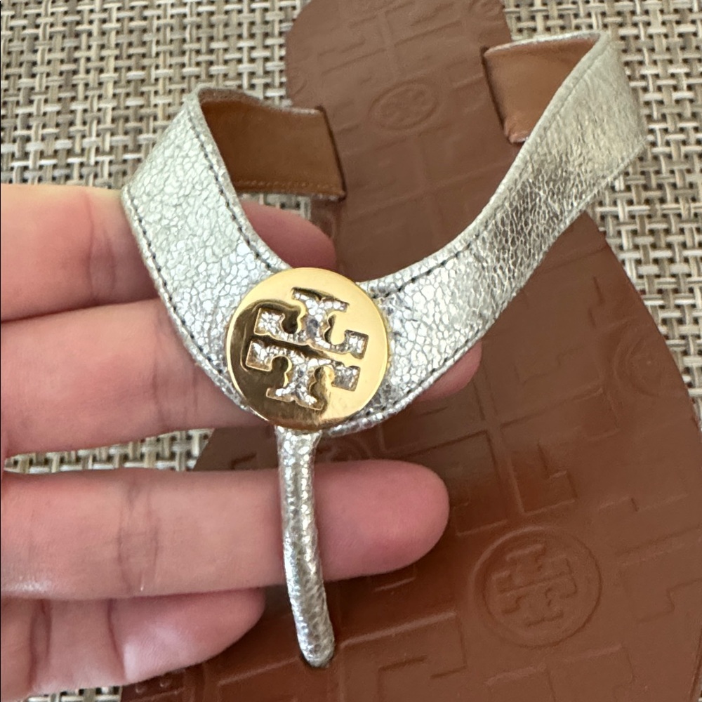 Tory Burch Thora Reverse Metallic Rosa Logo Flip Flops Sandals Silver Gold - 9 - Picture 6 of 10
